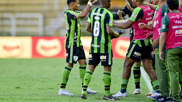 Jogadores do América-MG comemoram gol contra o Nova Iguaçu