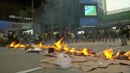 Manifestantes em Hong Kong cantam hino americano e pedem ajuda dos EUA