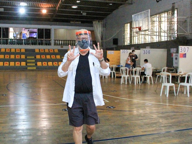 Ney Latorraca vota na Zona Sul do Rio (Foto: J C Pereira/AgNews)