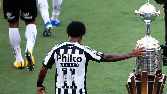 Marinho toca a taça da Libertadores antes de Palmeiras x Santos