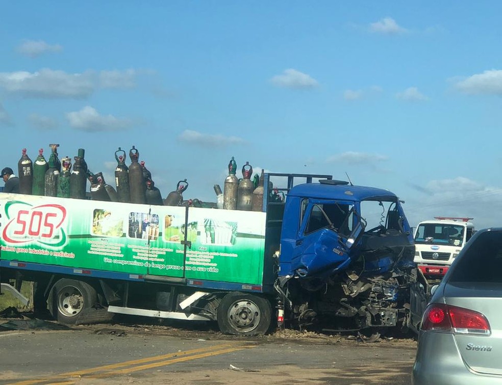 Cabine do caminhão que carregava cilindros de oxigênio ficou destruída após a batida — Foto: Talita Moureira