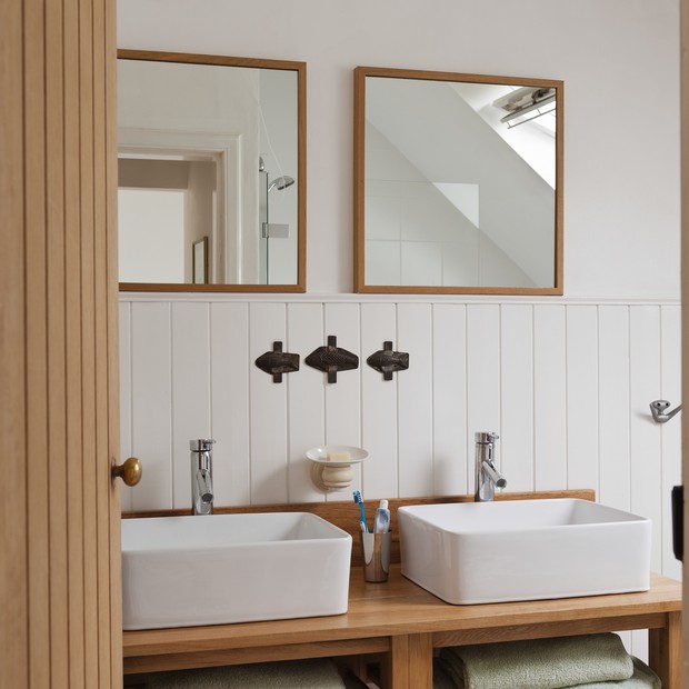 Double vanity unit with square mirrors and wood wall panelling (Foto: Getty Images)