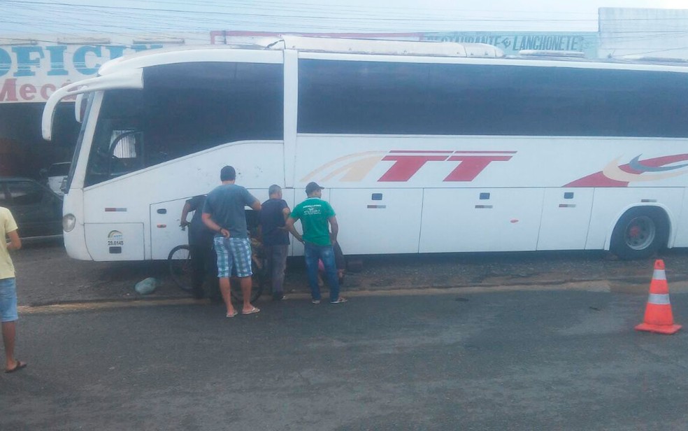 Borracheiro de 64 anos morreu após ônibus cair nele durante troca de pneu (Foto: Diário do Entroncamento)