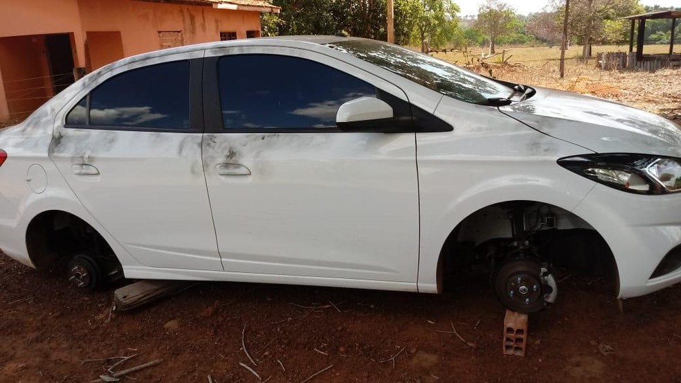 Veículo roubado foi recuperado na chácara (Foto: Divulgação/Polícia Civil)