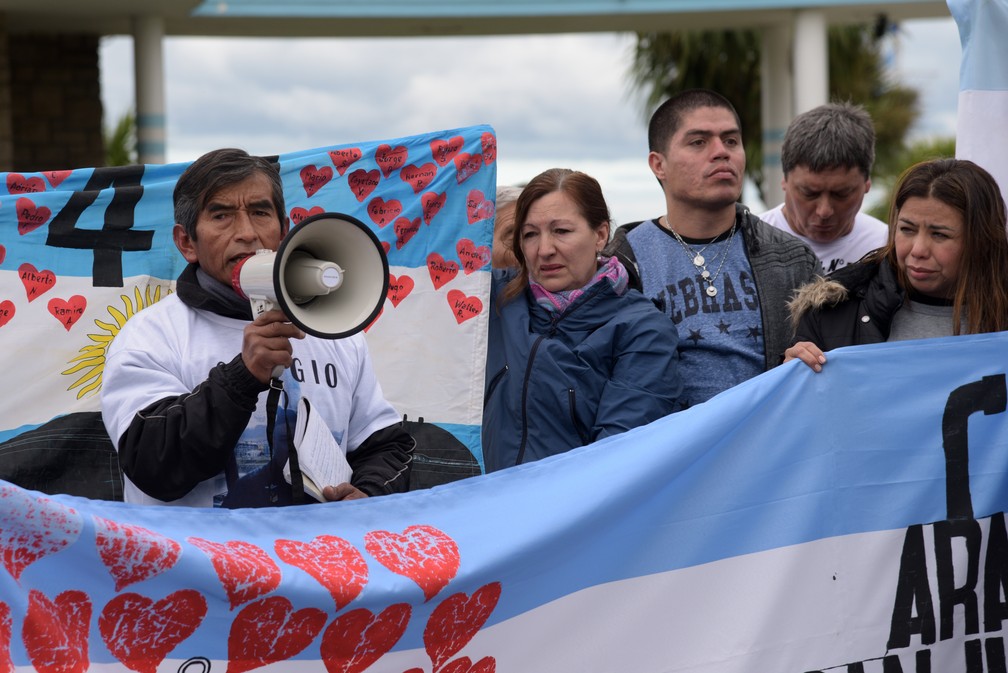 Familiares de vítimas da tragédia com o submarino ARA San Juan fizeram protesto neste sábado (17), em Mar del Plata — Foto: Alfonsina Tain / AFP