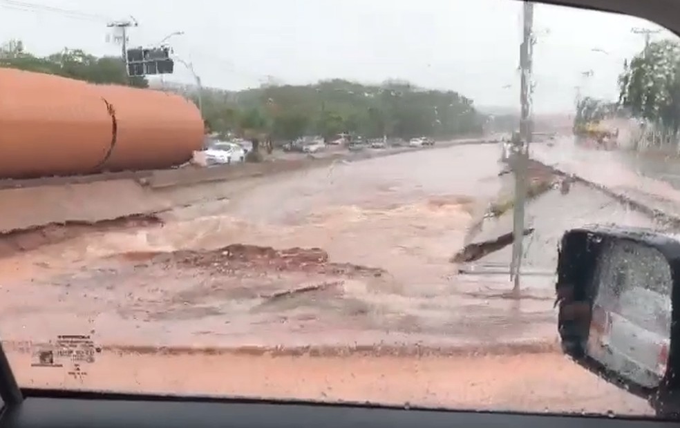 Córrego enche durante chuva em Cuiabá — Foto: Reprodução