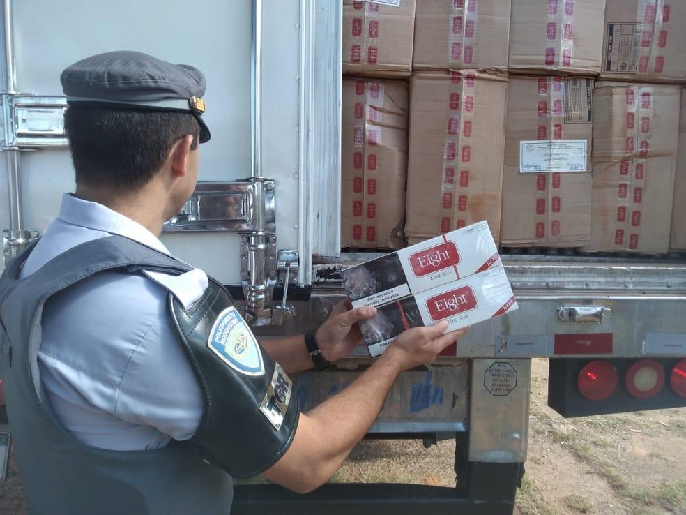 Polícia Rodoviária apreendeu maços de cigarros vindos do Paraguai em carreta na rodovia Presidente Castelo Branco  — Foto: Polícia Rodoviária/Divulgação