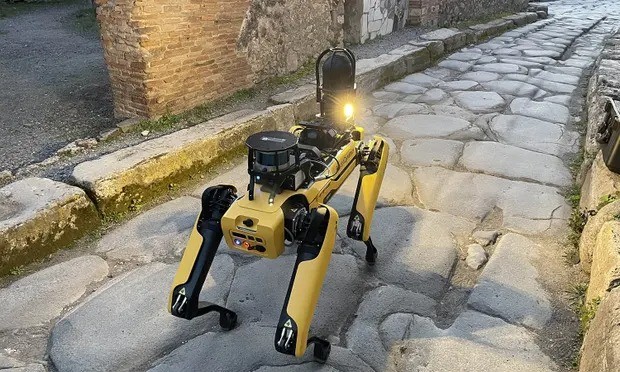 O robô de quatro patas Spot, da Boston Dynamics, vai andar por Pompeia monitorando ruínas (Foto: Reprodução/Pompeii Archaeological Park)