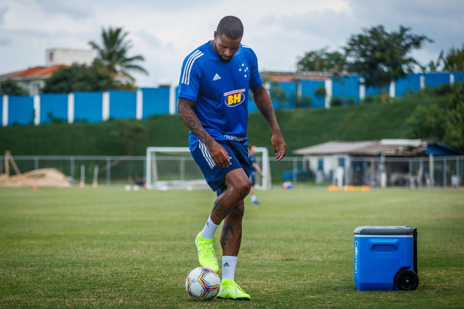 Em recuperação de lesão no Cruzeiro, Dedé se sensibiliza por desabafo de Pedrinho: 