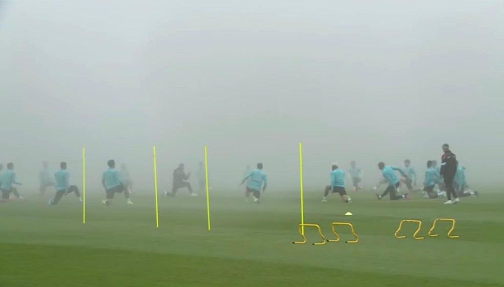 Jogadores da seleção fazem aquecimento em dia de forte neblina na Granja Comary — Foto: Reprodução / CBF TV