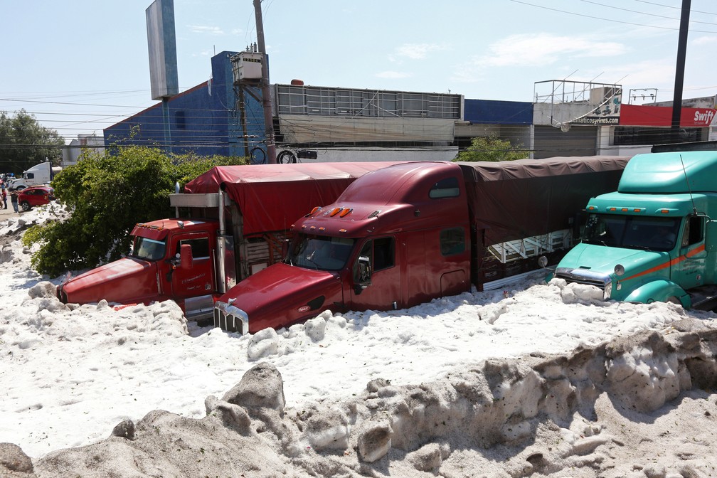 Cidade de Guadalajara, no México, foi atingida por uma tempestade de granizo, em pleno verão, neste domingo (30).  — Foto: Fernando Carranza/Reuters