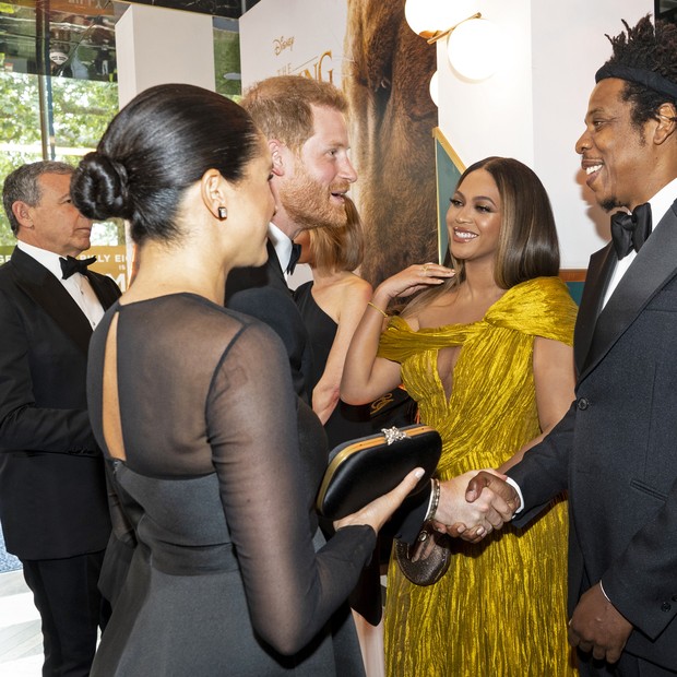 LONDON, ENGLAND - JULY 14: Prince Harry, Duke of Sussex (3rd L) and Meghan, Duchess of Sussex (2nd L) meet cast and crew, including Beyonce Knowles-Carter (C) Jay-Z (R) as they attend the European Premiere of Disney's "The Lion King" at Odeon Luxe Leicest (Foto: Getty Images)