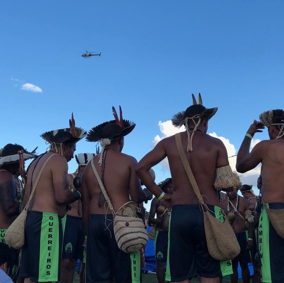 Helicóptero da PMDF sobrevoa manifestação de indígenas em Brasília — Foto: Afonso Ferreira/ G1