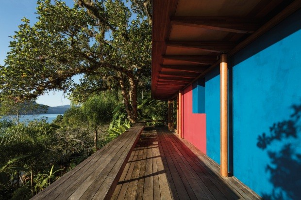 Arquiteto Thiago Bernardes constrói casa em Paraty acessível apenas de barco (Foto: Leonardo Finotti)