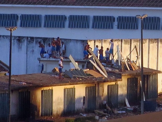 Presos sobem em telhados em Alcaçuz, no RN, para evitar confronto com facções (Foto: Fred Carvalho/G1)
