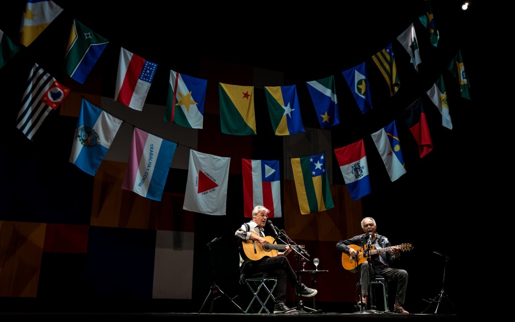 Caetano Veloso e Gilberto Gil tocam e cantam juntos em São Paulo em 2015 — Foto: Marcelo Brandt/G1