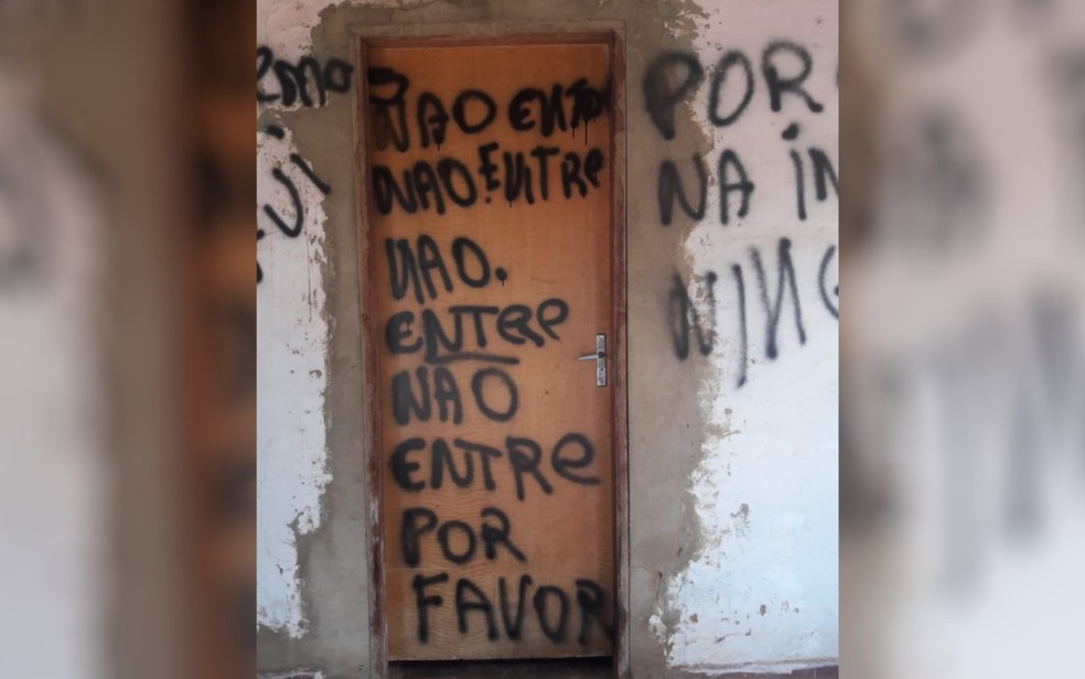 Mensagem pichada na porta de casa em Bela Vista de Goiás — Foto: Lincoln Pereira/Arquivo pessoal