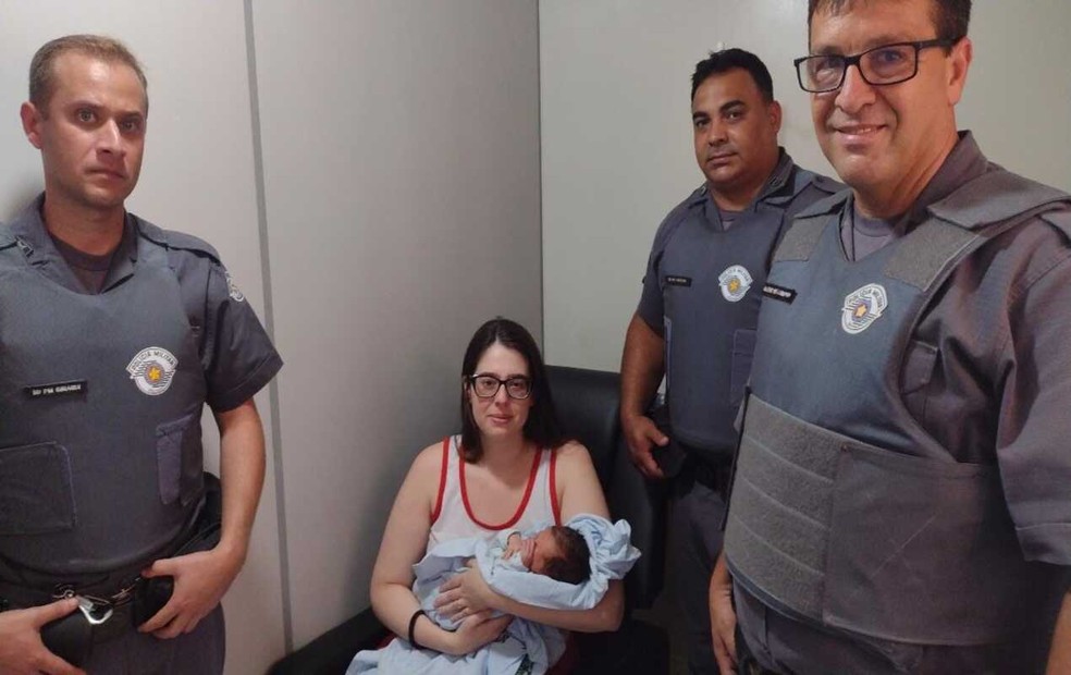 Policiais Militares salvam bebê de engasgamento em Nova Granada.  — Foto: Polícia Militar/Divulgação. 