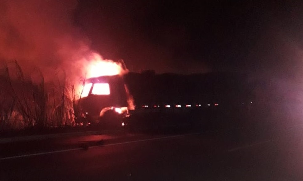Caminhão pegou fogo depois de bater em carro de passeio, na BR-101, no Cabo de Santo Agostinho, no Grande Recife — Foto: Repordução/WhatsApp