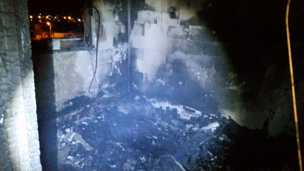 Bombeiros gastaram 5 mil litros de água para conter as chamas — Foto: Corpo de Bombeiros/ Divulgação