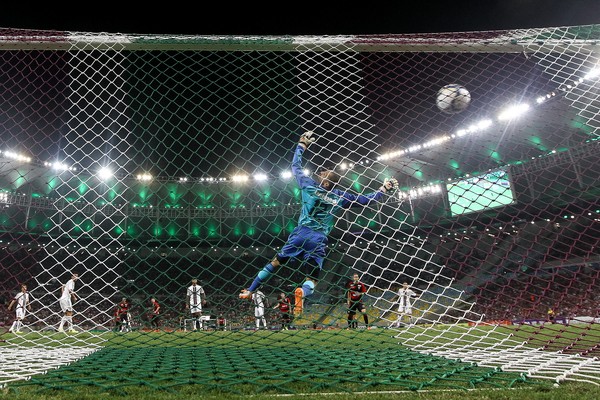 O desvio em Fred tirou a chance de Diego Cavalieri defender o chute de Marquinhos, do Vitória (Foto: Getty Images)