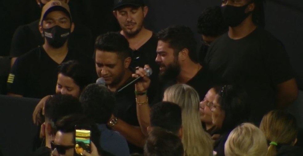 A dupla Henrique e Juliano cantou em homenagem à Marília Mendonça, Rainha da Sofrência. — Foto: Reprodução/GloboNews