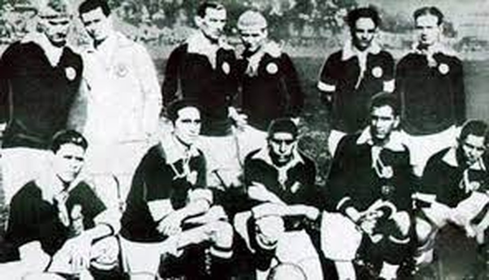 Palmeiras de 1926 (Em pé: Bianco, Primo, Amilcar, Serafini, Lischiavo e Xingo / Agachados: Mathias I, Carrone, Heito, Tedesco e Melle) — Foto: Reprodução/Palmeiras