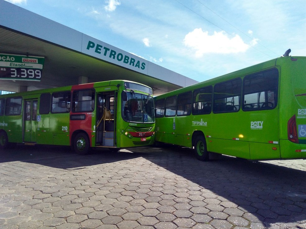 Ônibus abastecem com diesel em postos comuns, neste domingo (27) (Foto: Roberto Araújo/G1)