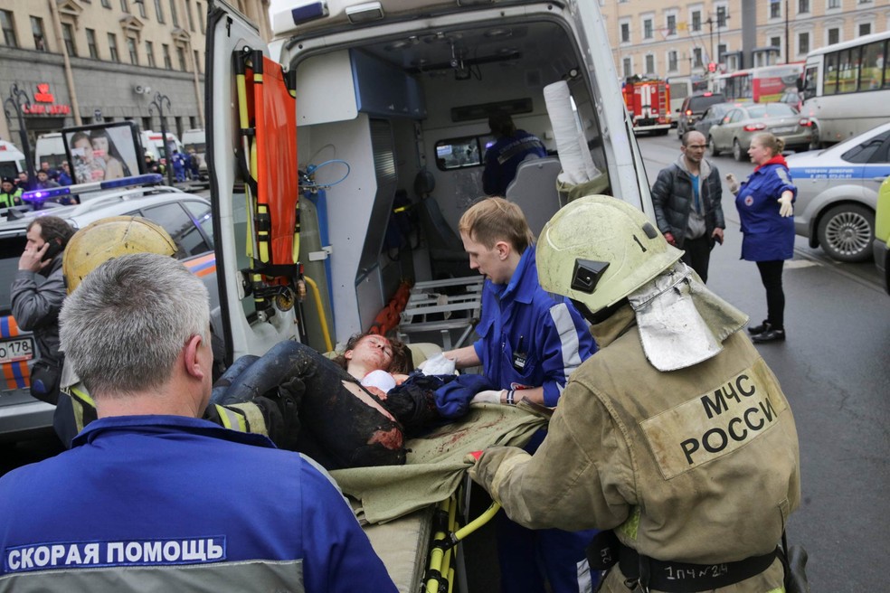 Mulher ferida é socorrida de maca até uma ambulância após explosão na estação de metrô Sennaya Ploshchad, em São Petersburgo, Rússia (Foto: Anton Vaganov/Reuters)