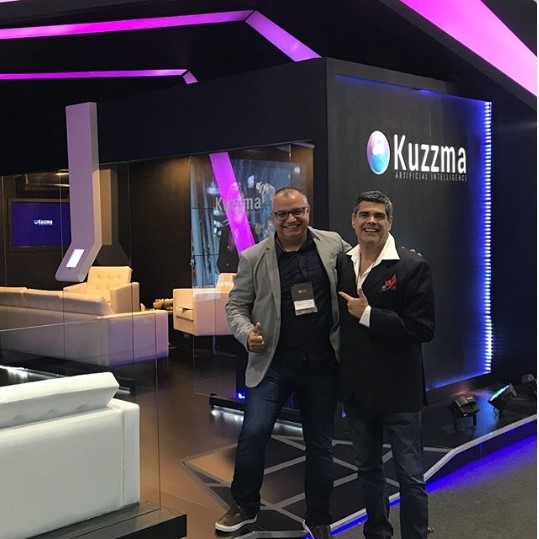 Hebert Paes Leme, organizador da ExpoCristã, e Paulo Oliveira, vendedor da Kuzzma, no estande da empresa durante o evento  (Foto: Reprodução)