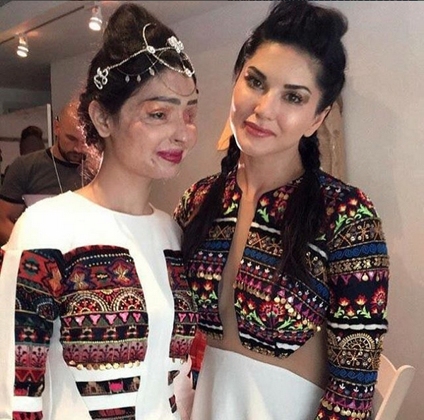 Reshma Qureshi e Sunny Leone antes de desfilarem para a estilista indiana Archana Kochhar na New York Fashion Week (Foto: Reprodução/Instagram)
