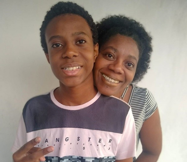 Lucimar Aparecida Gomes de Carvalho com o filho Matheus: desemprego a inspirou a criar marca de bolos e doces na pandemia (Foto: Arquivo Pessoal)