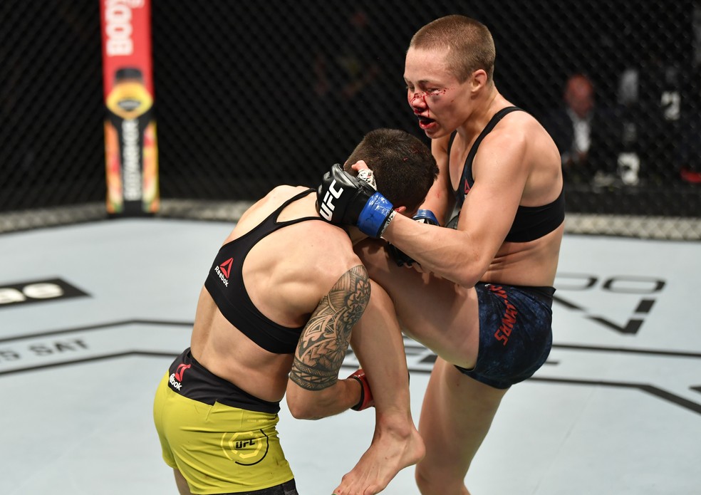 Rose Namajunas acerta uma joelhada alta em Jéssica Bate-Estaca — Foto: Jeff Bottari/Zuffa LLC/Getty Images
