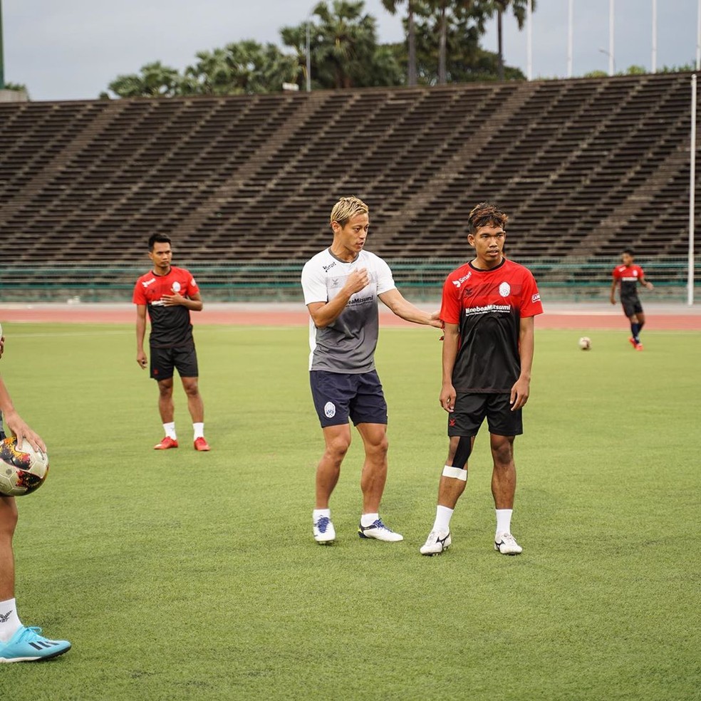 Honda treina a seleção do Camboja — Foto: Reprodução/Instagram