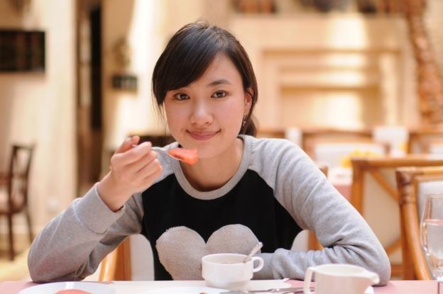 Cada vez mais coreanos moram sozinhos, mas há um estigma em torno de fazer uma refeição desacompanhado (Foto: Getty Images via BBC News)