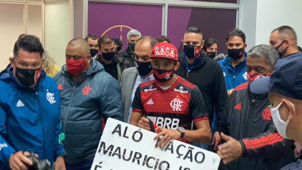 Maurício Isla, reforço do Flamengo, chega ao Rio de Janeiro — Foto: Marcelo Baltar