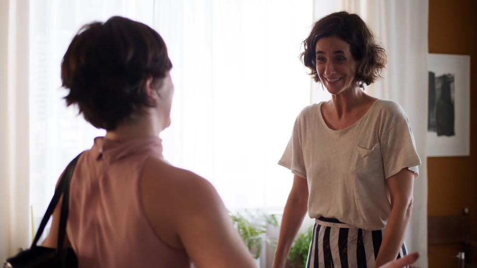 Ilana (Mariana Lima) recebe Gabriela (Natália Lage) em 'Um Lugar ao Sol' — Foto: Globo