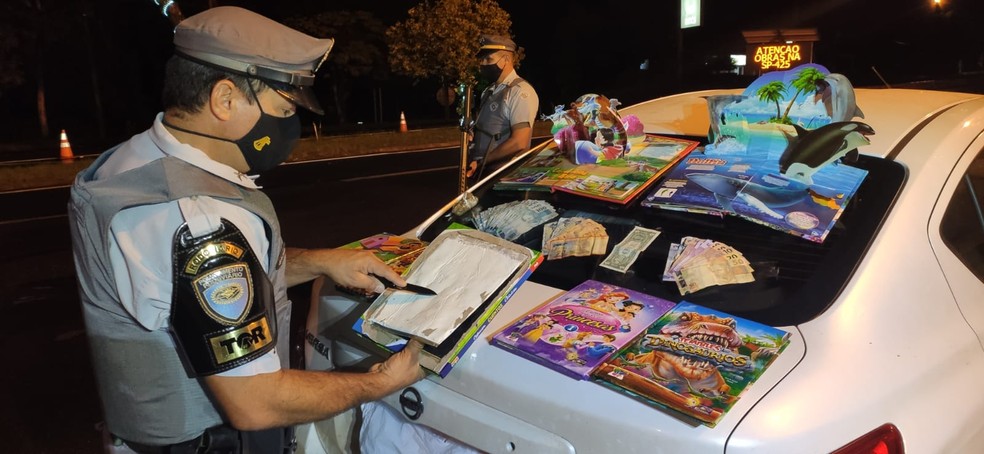 Drogas estavam escondidas dentro de livros infantis — Foto: Polícia Rodoviária