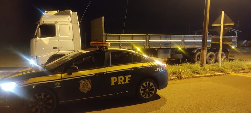 Caminhoneiro é liberado do cárcere após ladrão que seguia para fronteira roubar veículo — Foto: PRF/Divulgação