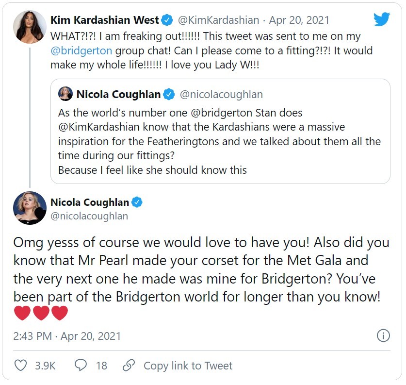 Kim Kardashian e Nicola Coughlan (Foto: Twitter)
