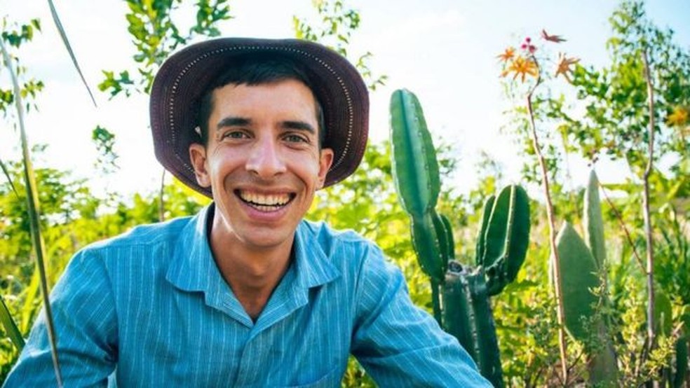 Antonio Gomides França na agrofloresta que implantou no Crato, Ceará — Foto: Arquivo pessoal