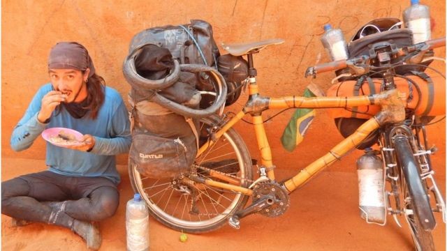 Da neve ao deserto, brasileiro viaja pelo mundo em uma bicicleta de bambu thumbnail