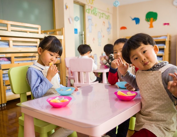 Explicar benefícios dos alimentos ajuda a criança a comer de foma mais saudável (Foto: Pexels)