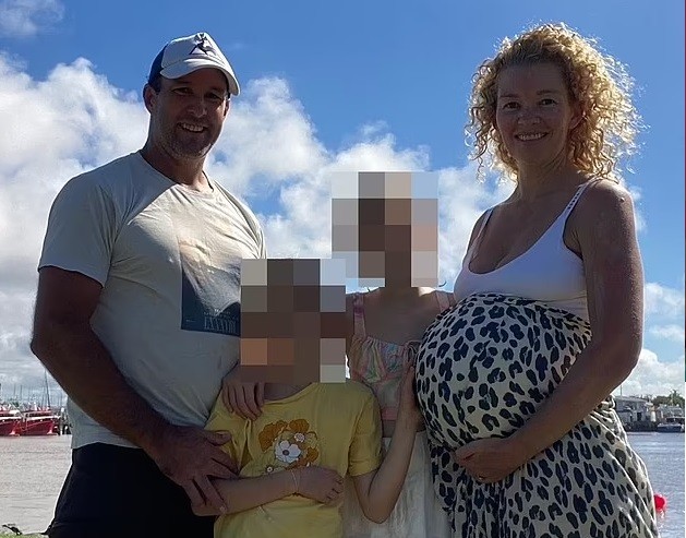 Lauren durante a gravidez, com a família (Foto: Reprodução/ Daily Mail)