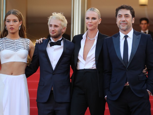 Da esq. para dir., Adele Exarchopoulos, Hopper Penn, Charlize Theron e Javier Bardem divulgam o filme &#39;The last face&#39; no Festival de Cannes (Foto: Valery HACHE/AFP)
