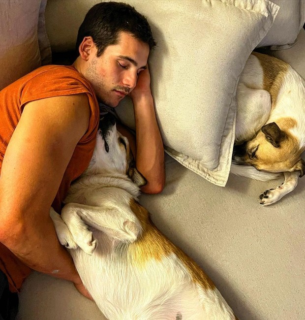Nicolas Prattes e os cachorros, Lucky e Bupi (Foto: Reprodução / Instagram)
