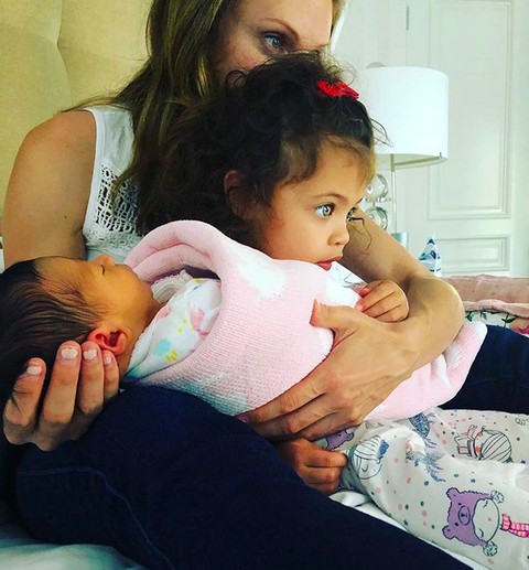 A namorada do ator Dwayne The Rock Johnson com as duas filhas deles (Foto: Instagram)