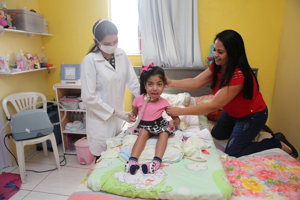  Há três anos, Sofia teve uma parada respiratória, e teve de passar por uma traqueostomia — Foto: José Leomar