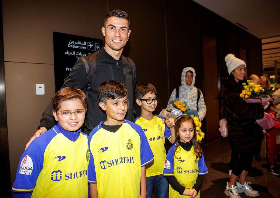 Cristiano Ronaldo na chegada  Arbia Saudita; Ele agora  jogador do Al-Nassr  Foto: Reuters