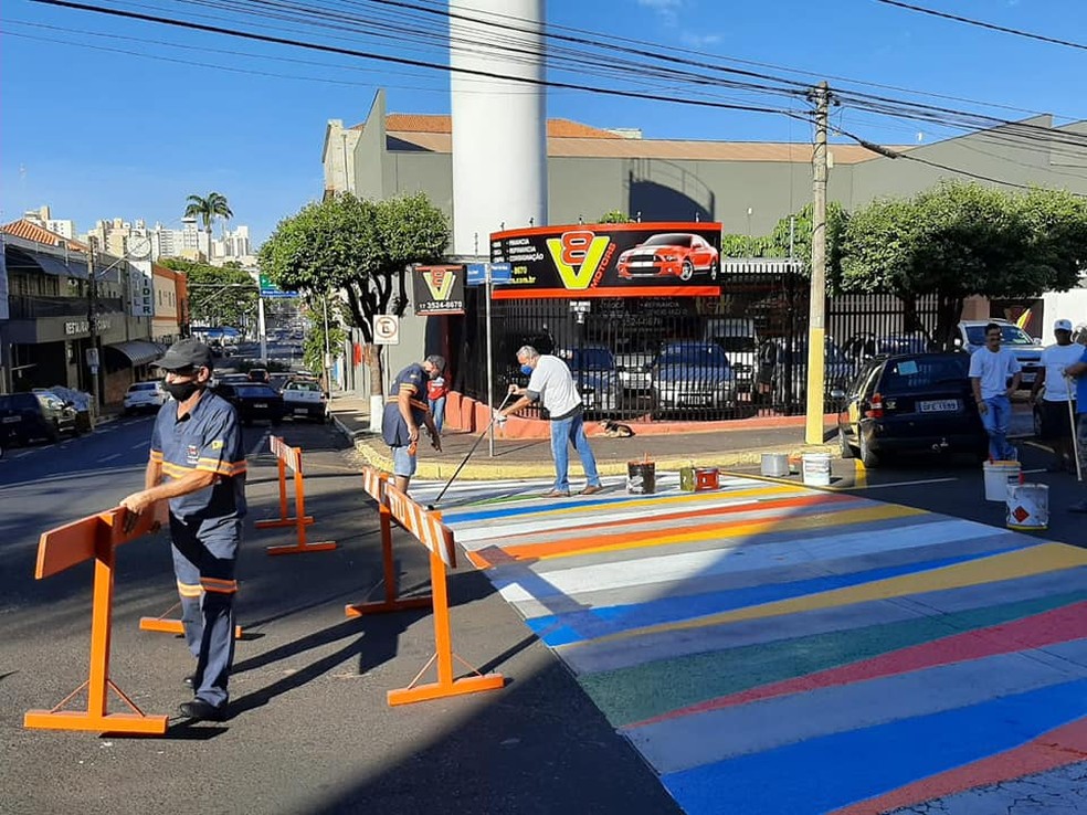 Faixa de pedestres colorida foi implantada em Catanduva (SP) ? Foto: Prefeitura de Catanduva/Divulga??o